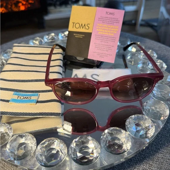TOMS Bellini Burgundy Sunglasses & Case (Brand New) display picture 3